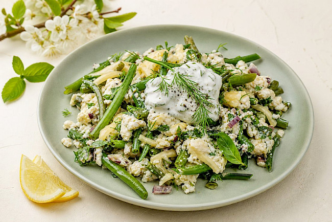 Vegetarische Gemüse-Eiweiß-Pfanne mit grünen Bohnen, Harzer Käse und Kräuter-Skyr
