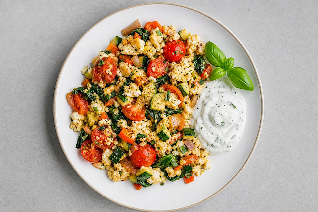 Vegetarische Tomaten-Gemüse-Eiweiß-Pfanne mit Kräuter-Skyr