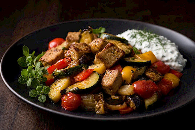 Vegetarische Ratatouille-Protein-Pfanne mit Seitan und Kräuter-Skyr