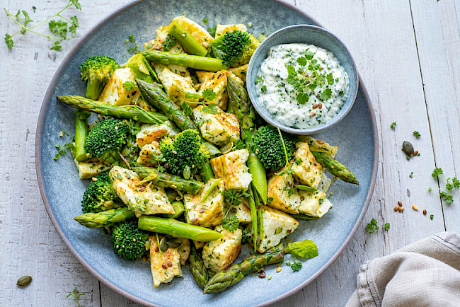 Vegetarische Spargel-Brokkoli-Eiweiß-Pfanne mit Kräuterquark