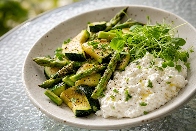 Vegetarische Spargel-Zucchini-Eiweiß-Bowl mit Hüttenkäse