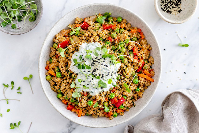 Vegetarische Blumenkohlreis-Protein-Pfanne mit Soja-Granulat und Kräuter-Skyr