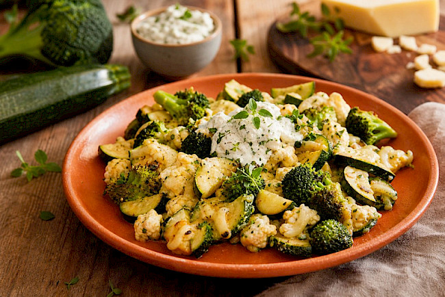 Vegetarische Brokkoli-Zucchini-Eiweiß-Pfanne mit Harzer Käse und Kräuterquark