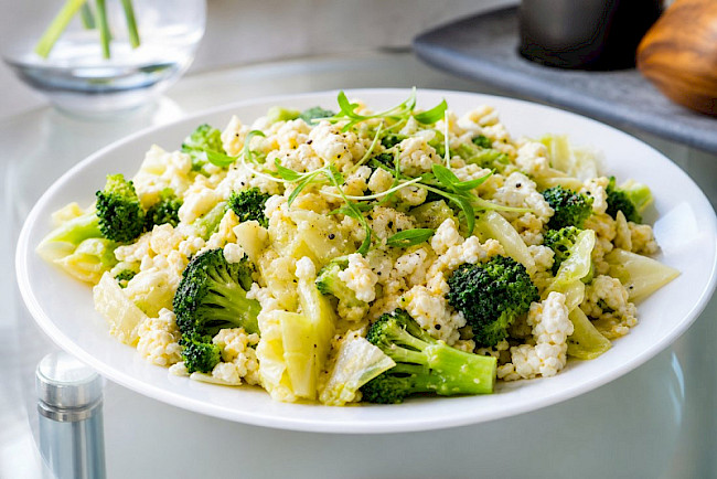 Vegetarische Spitzkohl-Brokkoli-Eiweiß-Pfanne mit Hüttenkäse