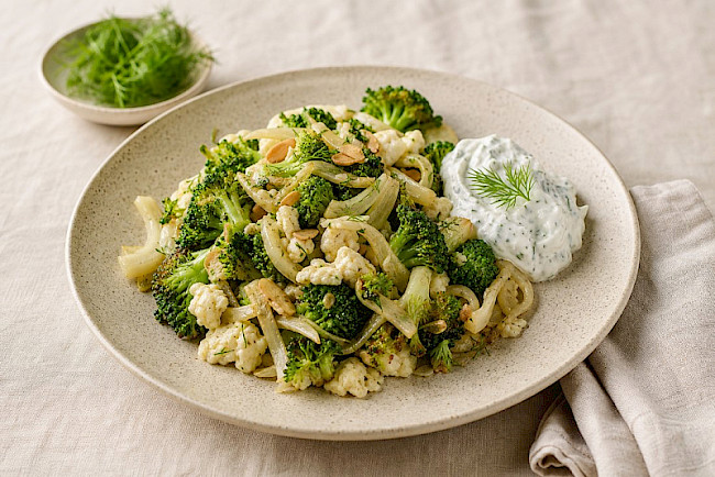 Vegetarische Fenchel-Brokkoli-Eiweiß-Pfanne mit Kräuterquark