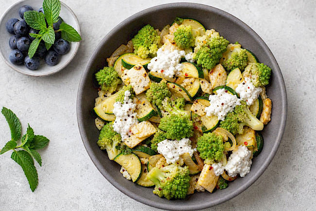Vegetarische Romanesco-Zucchini-Eiweiß-Pfanne mit Hüttenkäse