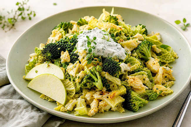 Vegetarische Wirsing-Brokkoli-Eiweiß-Pfanne mit Harzer Käse und Kräuter-Skyr