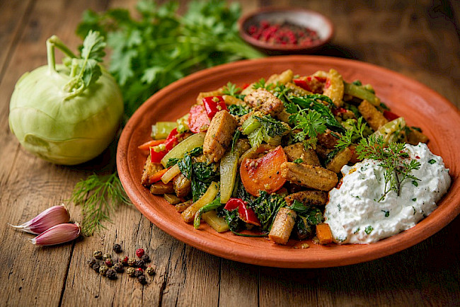 Vegetarische Kohlrabi-Seitan-Gemüsepfanne mit Kräuter-Skyr