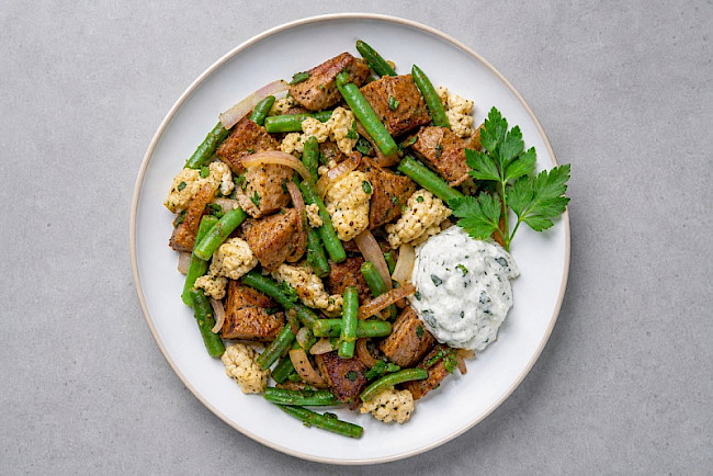 Vegetarische grüne Bohnen-Seitan-Eiweiß-Pfanne mit Kräuter-Skyr