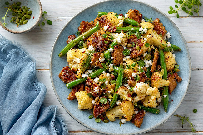 Vegetarische Blumenkohl-Bohnen-Seitan-Pfanne mit Hüttenkäse