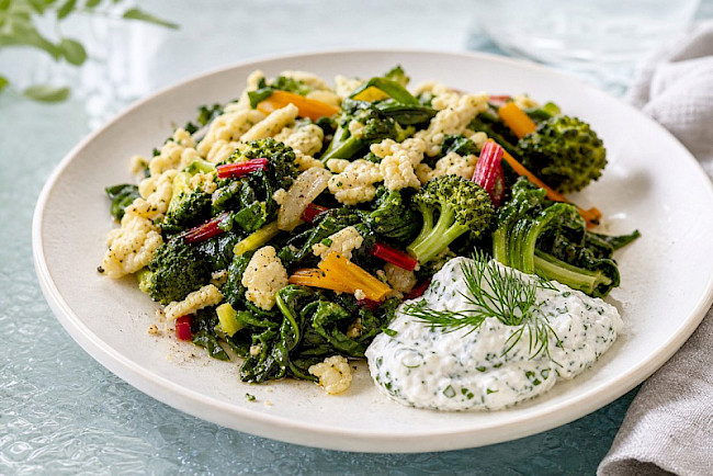 Vegetarische Mangold-Brokkoli-Eiweiß-Pfanne mit Kräuterquark