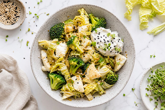 Vegetarische Chinakohl-Brokkoli-Eiweiß-Pfanne mit Kräuterquark
