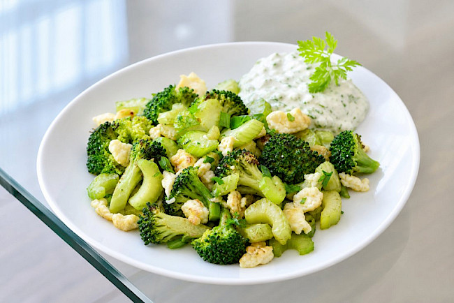 Vegetarische Sellerie-Brokkoli-Eiweiß-Pfanne mit Kräuterquark