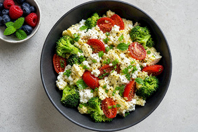 Vegetarische Tomaten-Brokkoli-Eiweiß-Bowl mit Hüttenkäse