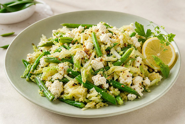Vegetarische Spitzkohl-Bohnen-Eiweiß-Pfanne mit Hüttenkäse