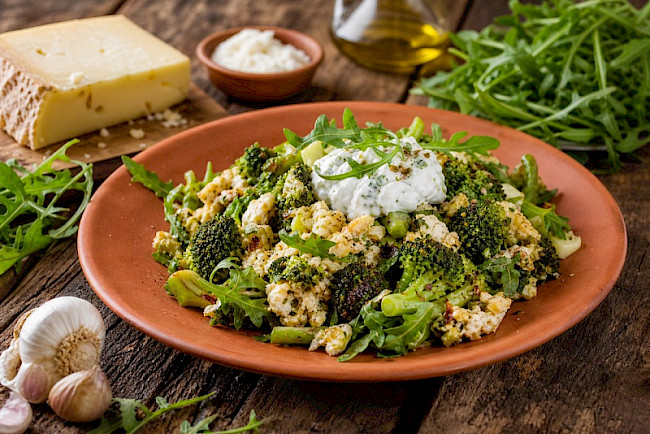 Vegetarische Rucola-Brokkoli-Eiweiß-Pfanne mit Harzer Käse und Kräuter-Skyr