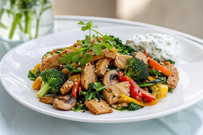 Vegetarische Asia-Gemüse-Eiweiß-Pfanne mit Seitan und Kräuter-Skyr