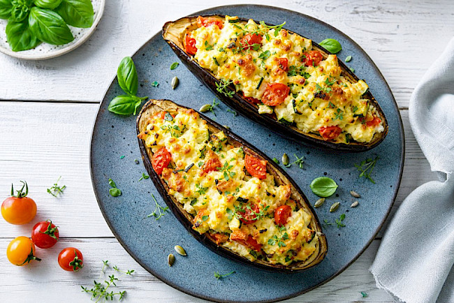Vegetarische gefüllte Aubergine mit Eiweiß-Quark-Gemüse und Harzer Käse