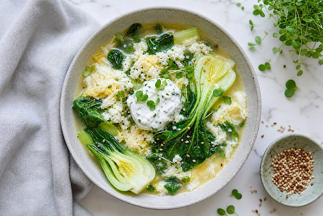 Vegetarische Pak-Choi-Eiweiß-Suppe mit Harzer Käse und Kräuter-Skyr