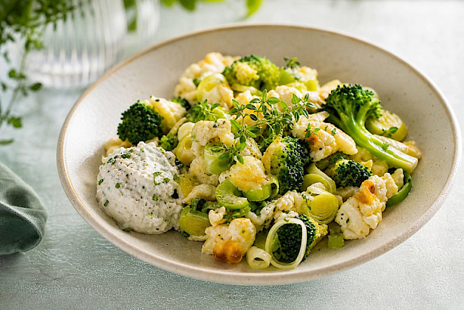Vegetarische Lauch-Brokkoli-Eiweiß-Pfanne mit Harzer Käse und Kräuterquark