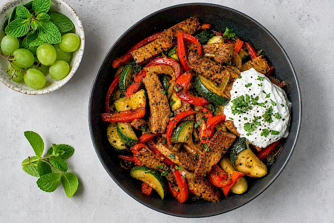 Vegetarische Paprika-Zucchini-Seitan-Pfanne mit Kräuter-Skyr