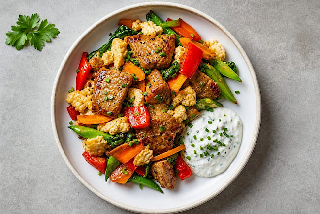 Vegetarische bunte Seitan-Eiweiß-Pfanne mit Kräuterquark