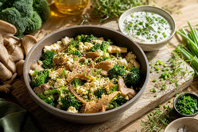 Vegetarische Austernpilz-Brokkoli-Eiweiß-Pfanne mit Kräuterquark
