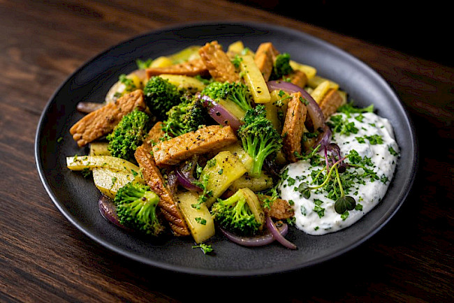 Vegetarische Kohlrabi-Brokkoli-Seitan-Pfanne mit Kräuter-Skyr