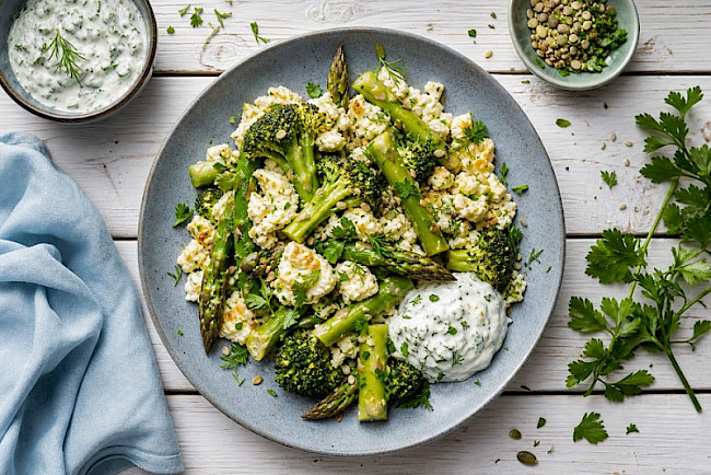Vegetarische Spargel-Brokkoli-Eiweiß-Pfanne mit Harzer Käse und Kräuterquark