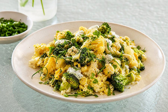 Vegetarische Blumenkohl-Brokkoli-Eiweiß-Pfanne mit Harzer Käse und Kräuter-Skyr