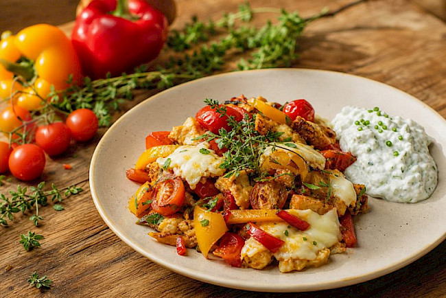 Vegetarische Tomaten-Paprika-Eiweiß-Pfanne mit Harzer Käse und Kräuterquark