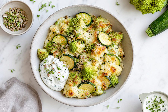 Vegetarisches Romanesco-Zucchini-Eiweiß-Gratin mit Harzer Käse und Kräuterquark
