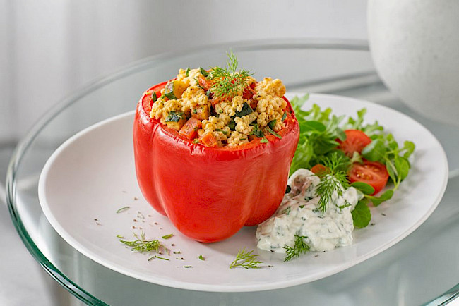 Vegetarische gefüllte Paprika mit Soja-Eiweiß-Gemüse und Kräuterquark