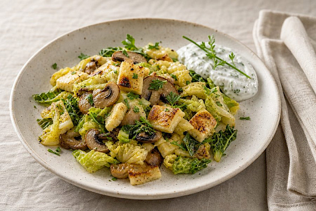 Vegetarische Wirsing-Champignon-Eiweiß-Pfanne mit Harzer Käse und Kräuterquark