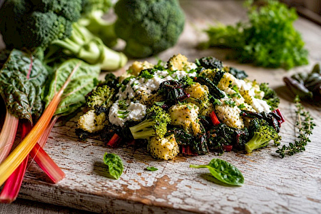 Vegetarische Mangold-Brokkoli-Eiweiß-Pfanne mit Harzer Käse und Kräuter-Skyr