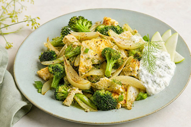 Vegetarische Fenchel-Brokkoli-Eiweiß-Pfanne mit Harzer Käse und Kräuterquark
