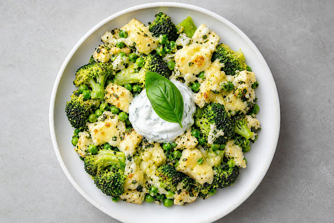 Vegetarische Brokkoli-Erbsen-Eiweiß-Pfanne mit Harzer Käse und Kräuter-Skyr