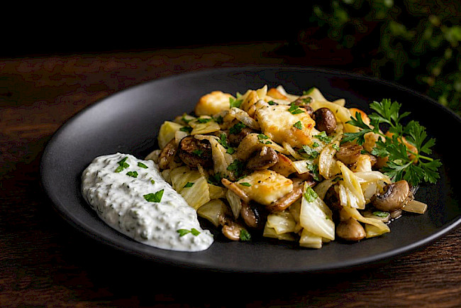 Vegetarische Spitzkohl-Pilz-Eiweiß-Pfanne mit Harzer Käse und Kräuterquark