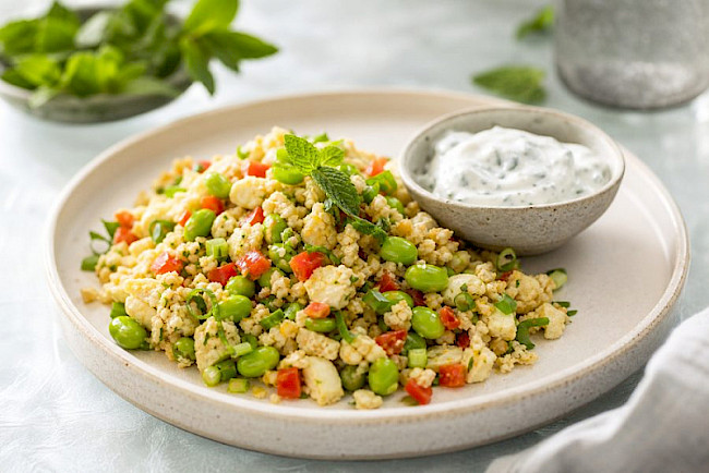 Vegetarische Blumenkohlreis-Edamame-Eiweiß-Pfanne mit Kräuter-Skyr