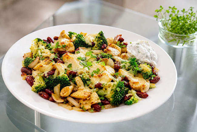 Vegetarische Bohnen-Brokkoli-Eiweiß-Pfanne mit Harzer Käse und Kräuterquark