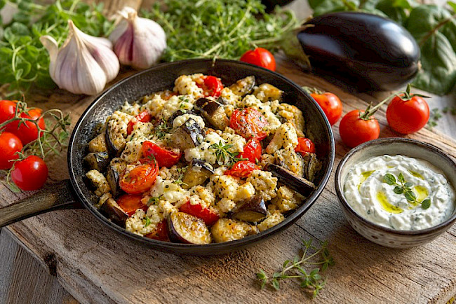 Vegetarische Auberginen-Tomaten-Eiweiß-Pfanne mit Harzer Käse und Kräuterquark