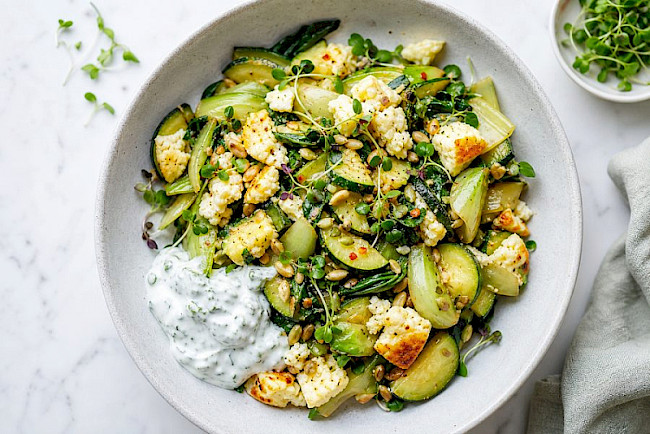 Vegetarische Pak-Choi-Zucchini-Eiweiß-Pfanne mit Harzer Käse und Kräuterquark