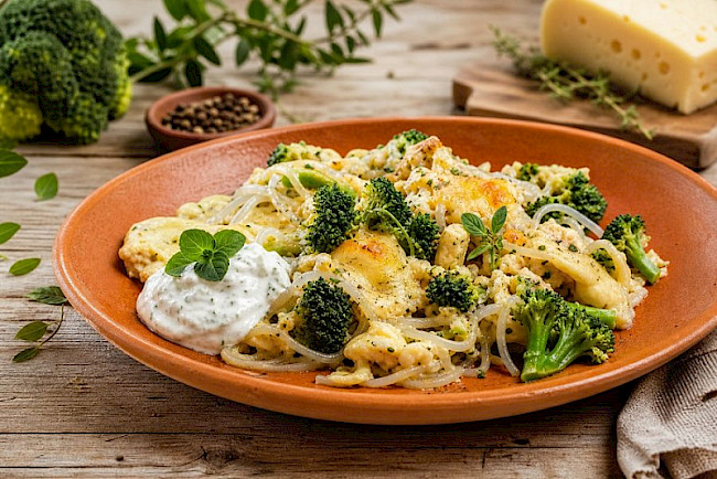 Vegetarische Brokkoli-Konjak-Eiweiß-Pfanne mit Harzer Käse und Kräuterquark