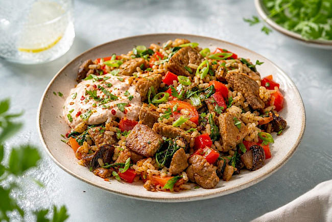 Vegetarische Seitan-Konjak-Reis-Pfanne mit Tomaten-Skyr
