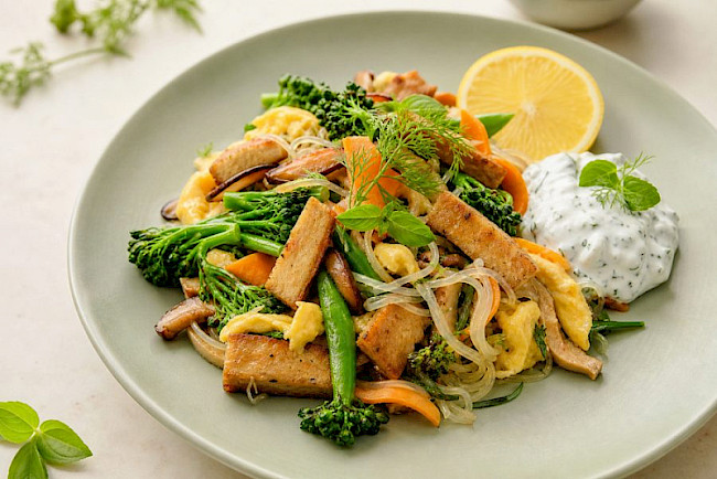 Vegetarische Konjak-Gemüse-Eiweiß-Pfanne mit Seitan und Kräuter-Skyr