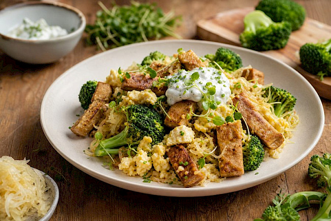 Vegetarische Sauerkraut-Brokkoli-Eiweiß-Pfanne mit Seitan und Kräuterquark