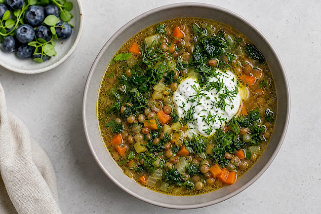 Vegetarische Linsen-Gemüse-Eiweiß-Suppe mit Kräuter-Skyr