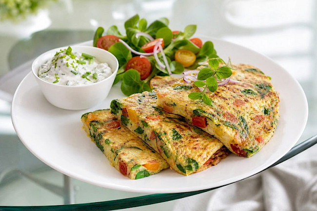Vegetarische Gemüse-Eiweiß-Pfannkuchen mit Kräuterquark