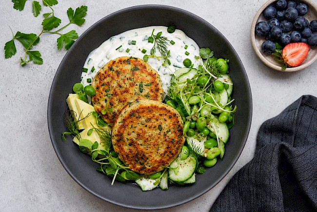 Vegetarische Soja-Gemüse-Eiweiß-Taler mit Kräuterquark