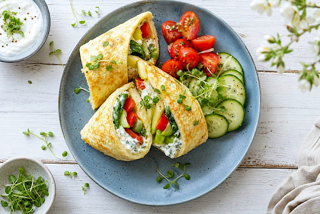 Vegetarische Gemüse-Eiweißrolle mit Harzer Käse und Kräuterquark